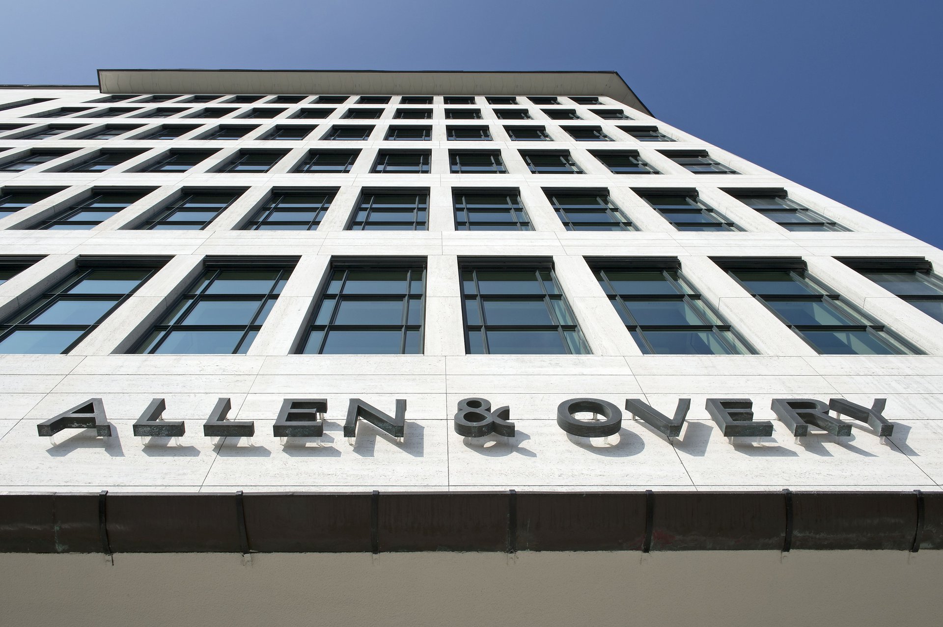 Allen-Overy-logo-building